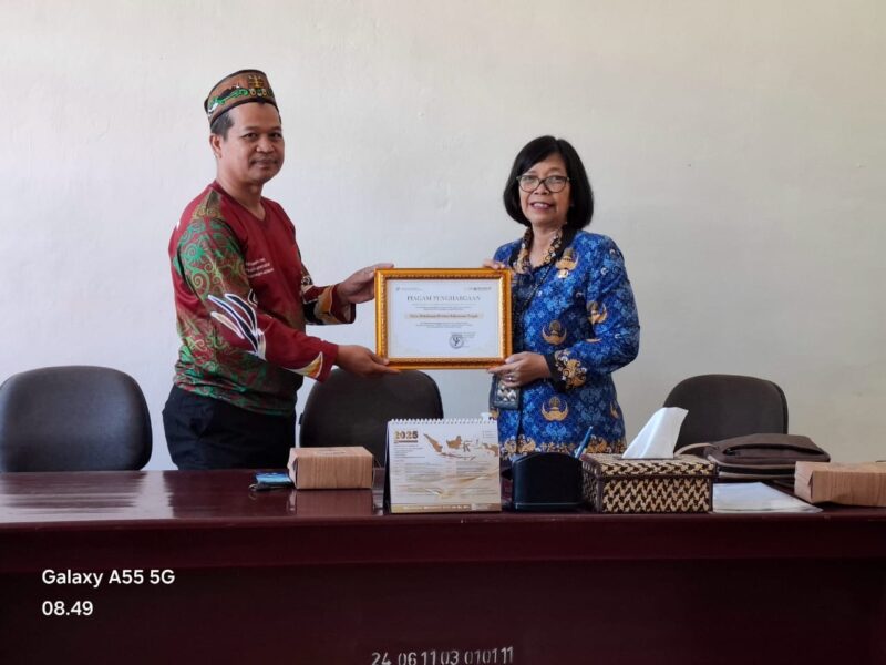 TERIMA PENGHARGAAN : Plt. Sekretaris Dinas Perkebunan Provinsi Kalteng saat menerima penghargaan dari Kepala BPS Provinsi Kalteng, Jumat (17/1) kemarin.(IST)
