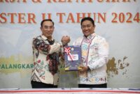 Mewakili Gubernur, Wagub Edy Pratowo (Kanan) terima LHP dari Kepala BPK Prov. Kalteng.(IST)