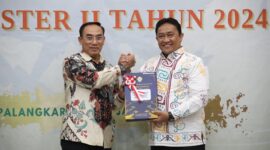 Mewakili Gubernur, Wagub Edy Pratowo (Kanan) terima LHP dari Kepala BPK Prov. Kalteng.(IST)