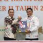 Mewakili Gubernur, Wagub Edy Pratowo (Kanan) terima LHP dari Kepala BPK Prov. Kalteng.(IST)