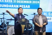 SAMBUTAN : Gubernur Kalteng H. Sugianto Sabran didampingi Wakil Gubernur H.Edy Pratowo saat menyampaikan sambutan pada malam pergantian tahun yang dipusatkan di Bundaran Besar Palangka Raya, Selasa (31/12).(IST)