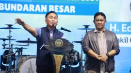SAMBUTAN : Gubernur Kalteng H. Sugianto Sabran didampingi Wakil Gubernur H.Edy Pratowo saat menyampaikan sambutan pada malam pergantian tahun yang dipusatkan di Bundaran Besar Palangka Raya, Selasa (31/12).(IST)