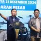 SAMBUTAN : Gubernur Kalteng H. Sugianto Sabran didampingi Wakil Gubernur H.Edy Pratowo saat menyampaikan sambutan pada malam pergantian tahun yang dipusatkan di Bundaran Besar Palangka Raya, Selasa (31/12).(IST)