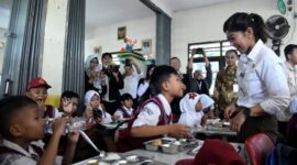 PELUNCURAN : Menkomdigi Meutya Hafid saat melihat langsung peluncuran program MBG di SD Negeri 5 Cilangkap, Depok, Senin (6/1).(IST)