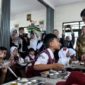 PELUNCURAN : Menkomdigi Meutya Hafid saat melihat langsung peluncuran program MBG di SD Negeri 5 Cilangkap, Depok, Senin (6/1).(IST)