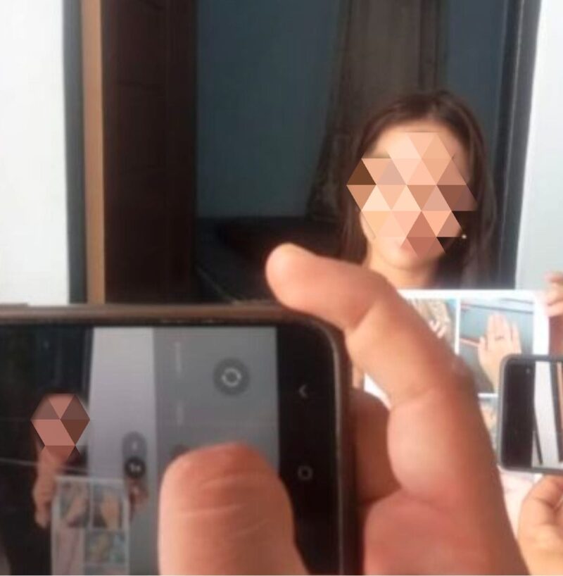 Fatmawati rekan korban saat diwawancara oleh media di tempat kejadian pencurian. (IST) 