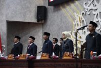 RAPAT : Ketua DPRD Kalteng Arton S. Dohong dan Gubernur H. Sugianto Sabran saat menghadiri Rapat Paripurna DPRD, Sabtu (8/2).(IST)