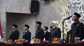 RAPAT : Ketua DPRD Kalteng Arton S. Dohong dan Gubernur H. Sugianto Sabran saat menghadiri Rapat Paripurna DPRD, Sabtu (8/2).(IST)