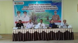 PIMPIN : Kadisbun Provinsi Kalteng H. Rizky R. Badjuri saat memimpin rapat penetapan harga TBS di Aula Dinas Perkebunan Provinsi Kalteng, Rabu (5/2).(IST)