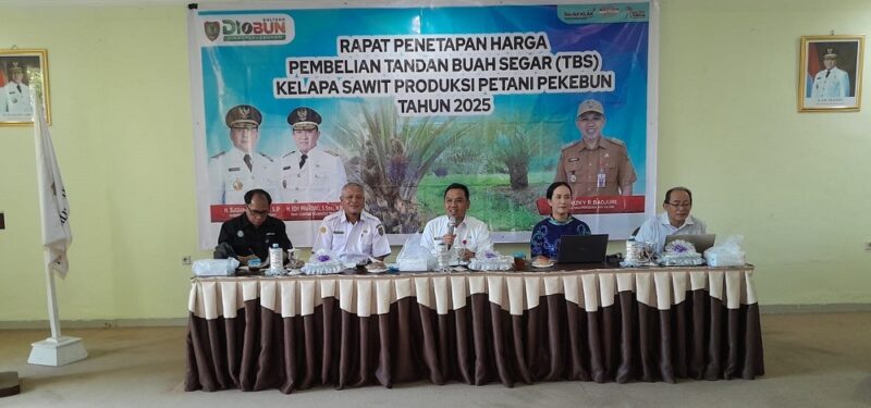 PIMPIN : Kadisbun Provinsi Kalteng H. Rizky R. Badjuri saat memimpin rapat penetapan harga TBS di Aula Dinas Perkebunan Provinsi Kalteng, Rabu (5/2).(IST)