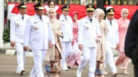 PELANTIKAN : Gubernur Provinsi Kalteng Agustiar Sabran beserta istri dan Wakil Gubernur Kalteng Edy Pratowo beserta istri usai pelantikan di Halaman Tengah Istana Merdeka Jakarta, Kamis (20/2).(IST)