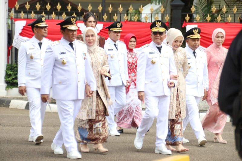 PELANTIKAN : Gubernur Provinsi Kalteng Agustiar Sabran beserta istri dan Wakil Gubernur Kalteng Edy Pratowo beserta istri usai pelantikan di Halaman Tengah Istana Merdeka Jakarta, Kamis (20/2).(IST)