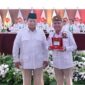 SEARAHKAN : Presiden Prabowo Subianto, saat menyerahkan KTA kepada Agustiar Sabran dalam Rapat Pimpinan Nasional Gerindra di Hambalang, Kamis (13/2).(IST)
