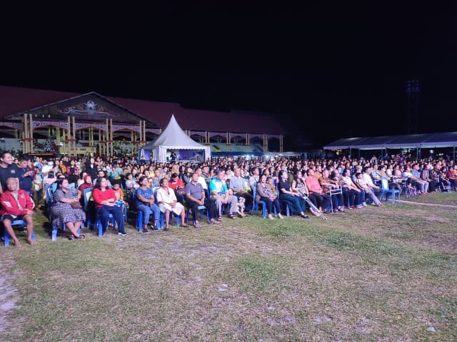 PENUTUPAN : Suasana Penutupan Festival Persahabatan Kalimantan Tengah yang gelar di Lapangan Sanaman Mantikei Palangka Raya, Sabtu (01/02/2025) malam.(IST)