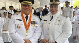 PELANTIKAN : Bupati dan Wakil Bupati Kabupaten Kotim H.Halikinnor - Irawati usai mengikuti pelantikan di halaman tengah Istana Kepresidenan Jakarta, Kamis (20/2).(IST)