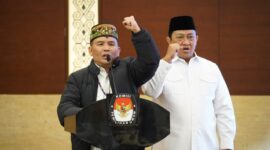 SAMBUTAN : Calon Gubernur dan Wakil Gubernur terpilih yakni H. Agustiar Sabran dan H. Edy Pratowo, saat memberikan sambutan usat rapat pleno, Kamis (6/2).(IST)