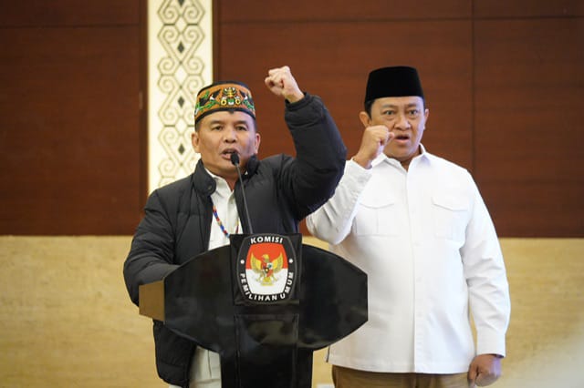 SAMBUTAN : Calon Gubernur dan Wakil Gubernur terpilih yakni H. Agustiar Sabran dan H. Edy Pratowo, saat memberikan sambutan usat rapat pleno, Kamis (6/2).(IST)