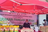 PANGAN MURAH : Dinas Ketahanan Pangan Provinsi Kalteng saat mengadakan Gerakan Pangan Murah yang digelar di halaman kantor Dinas setempat, Jl. Willem AS No. 09 Palangka Raya, Rabu (5/2).(IST)