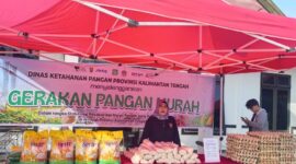 PANGAN MURAH : Dinas Ketahanan Pangan Provinsi Kalteng saat mengadakan Gerakan Pangan Murah yang digelar di halaman kantor Dinas setempat, Jl. Willem AS No. 09 Palangka Raya, Rabu (5/2).(IST)