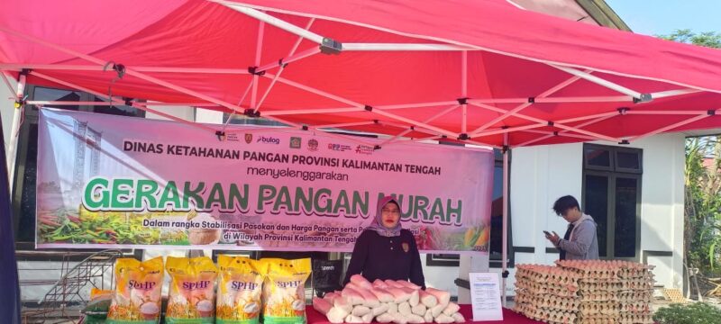 PANGAN MURAH : Dinas Ketahanan Pangan Provinsi Kalteng saat mengadakan Gerakan Pangan Murah yang digelar di halaman kantor Dinas setempat, Jl. Willem AS No. 09 Palangka Raya, Rabu (5/2).(IST)