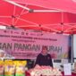 PANGAN MURAH : Dinas Ketahanan Pangan Provinsi Kalteng saat mengadakan Gerakan Pangan Murah yang digelar di halaman kantor Dinas setempat, Jl. Willem AS No. 09 Palangka Raya, Rabu (5/2).(IST)