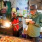 Sahli Ekkeubang Yuas Elko saat melihat harga komoditas di pasar tradisional.(IST)