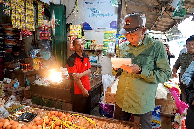 Sahli Ekkeubang Yuas Elko saat melihat harga komoditas di pasar tradisional.(IST)