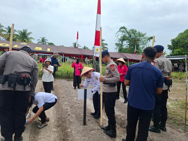TANAM : Proses Tanam Jagung Tahap II di Kelurahan Banturung Kecamatan Bukit Batu, Kota Palangka Raya, Rabu (26/2).(IST)