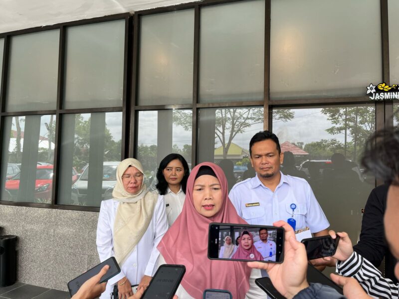 Sri Widanarni saat mewakili Plt. Sekda Kalteng selaku Ketua Tim Penilai Administrasi BLUD.(IST)