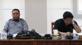RAPAT: Ketua Komisi IV DPRD Provinsi Kalteng Lohing Simon saat memimpin rapat dengan pendapatan dengan sejumlah OPD, Selasa (4/2).(IST)