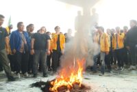 Mahasiswa saat berorasi di depan Kantor DRPD Kalteng.(IST)