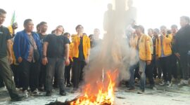 Mahasiswa saat berorasi di depan Kantor DRPD Kalteng.(IST)