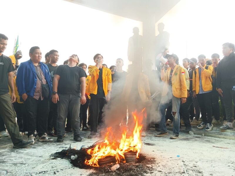Mahasiswa saat berorasi di depan Kantor DRPD Kalteng.(IST)