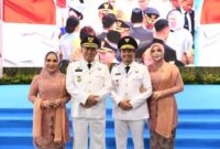 FOTO BERSAMA : Gubernur dan Wagub Kalsel, H.Muhidin- Hasnuryadi Sulaiman saat berfoto bersama istri usai dilantik di istana negara, Kamis (20/2).(IST)