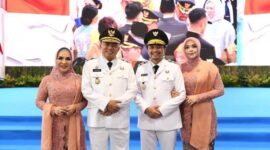 FOTO BERSAMA : Gubernur dan Wagub Kalsel, H.Muhidin- Hasnuryadi Sulaiman saat berfoto bersama istri usai dilantik di istana negara, Kamis (20/2).(IST)