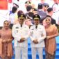 FOTO BERSAMA : Gubernur dan Wagub Kalsel, H.Muhidin- Hasnuryadi Sulaiman saat berfoto bersama istri usai dilantik di istana negara, Kamis (20/2).(IST)