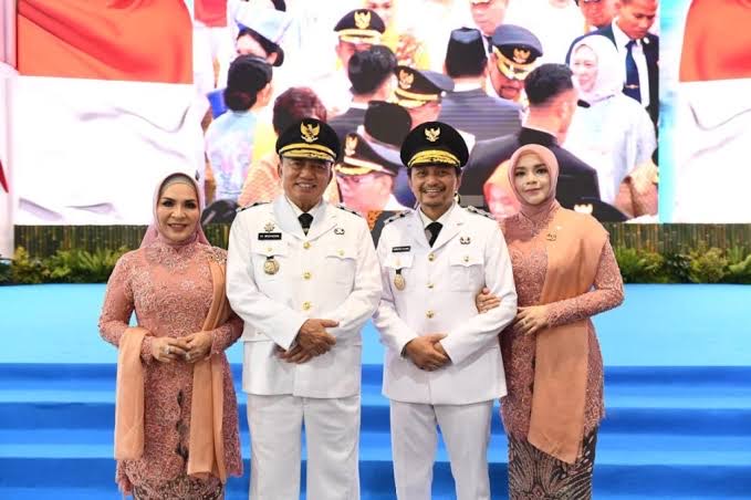 FOTO BERSAMA : Gubernur dan Wagub Kalsel, H.Muhidin- Hasnuryadi Sulaiman saat berfoto bersama istri usai dilantik di istana negara, Kamis (20/2).(IST)