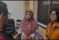 DIWAWANCARAI : Asisten perekonomian dan pembangunan Provinsi Kalteng (Ekbang) Sri Widanarni saat diwawancarai awak media usai rapat, Rabu (5/2).(IST)