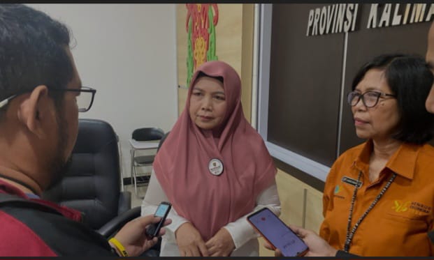 DIWAWANCARAI : Asisten perekonomian dan pembangunan Provinsi Kalteng (Ekbang) Sri Widanarni saat diwawancarai awak media usai rapat, Rabu (5/2).(IST)