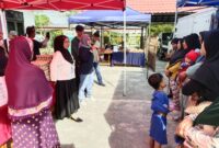 PANGAN MURAH : Susanan Gerakan Pangan Murah yang digelar di halaman kantor Dinas Ketahanan Pangan Provinsi Kalteng. Jl. Willem AS No. 09 Palangka Raya, Rabu (5/2).(IST)