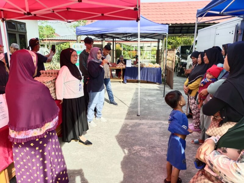 PANGAN MURAH : Susanan Gerakan Pangan Murah yang digelar di halaman kantor Dinas Ketahanan Pangan Provinsi Kalteng. Jl. Willem AS No. 09 Palangka Raya, Rabu (5/2).(IST)