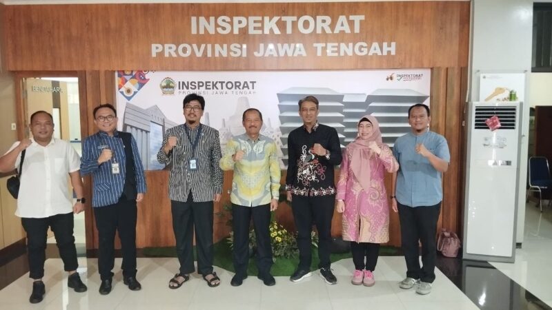 KAJI BANDING : Inspektur Daerah Provinsi Kalteng Saring dan Sekretaris Inspektorat Provinsi Jateng Zainul Ulum saat foto bersama usai malakukan konsultasi dan kaji banding dengan Inspektorat Daerah Provinsi Jateng, Jumat (13/2).(IST)
