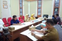ARAHAN : Kepala Dinas TPHP Provinsi Kalteng melalui Sekretaris Dinas Retno Nurhayati Utaminingsih saat menyampaikan arahan pada penanganan kontrak kerja sama yang dilaksanakan di Aula Dinas TPHP Provinsi Kalteng, Selasa (4/2).(IST)