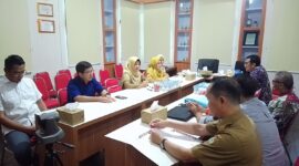 ARAHAN : Kepala Dinas TPHP Provinsi Kalteng melalui Sekretaris Dinas Retno Nurhayati Utaminingsih saat menyampaikan arahan pada penanganan kontrak kerja sama yang dilaksanakan di Aula Dinas TPHP Provinsi Kalteng, Selasa (4/2).(IST)