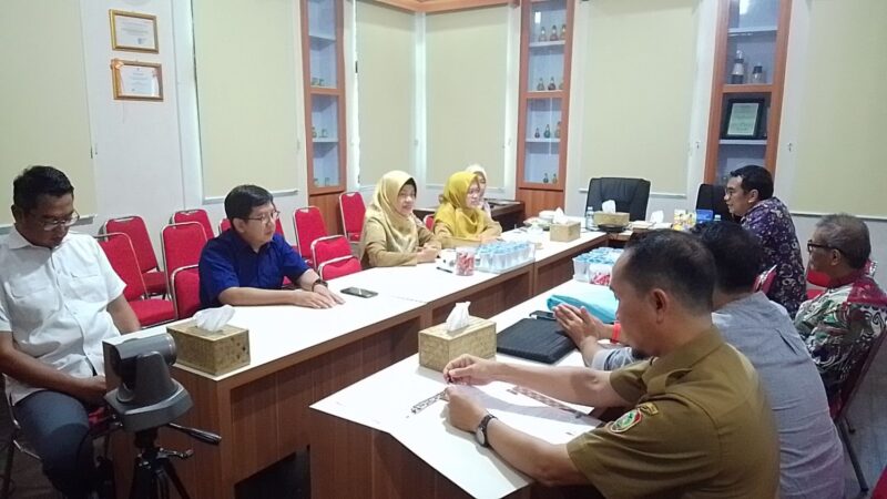 ARAHAN : Kepala Dinas TPHP Provinsi Kalteng melalui Sekretaris Dinas Retno Nurhayati Utaminingsih saat menyampaikan arahan pada penanganan kontrak kerja sama yang dilaksanakan di Aula Dinas TPHP Provinsi Kalteng, Selasa (4/2).(IST)
