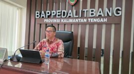 SAMBUTAN : Kepala Bapperida Provinsi Kalteng Leonard S.Ampung saat menyampaikan sambutan secara online pada rapat koordinasi pada Jumat (31/1).(IST)