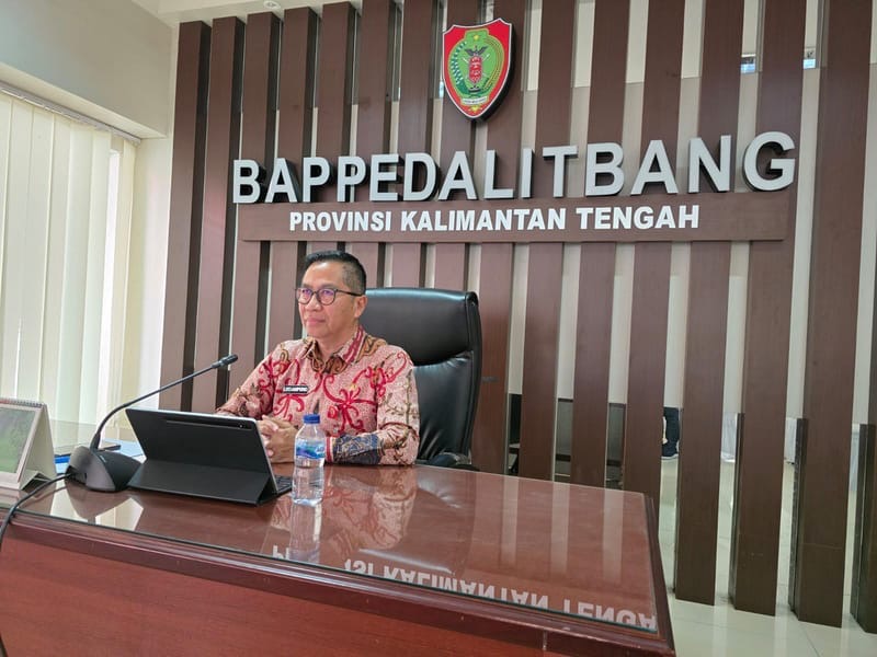 SAMBUTAN : Kepala Bapperida Provinsi Kalteng Leonard S.Ampung saat menyampaikan sambutan secara online pada rapat koordinasi pada Jumat (31/1).(IST)