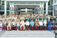 Plt. Sekda Kalteng Katma bersama rombongan perjalanan Religi 2025.(IST)