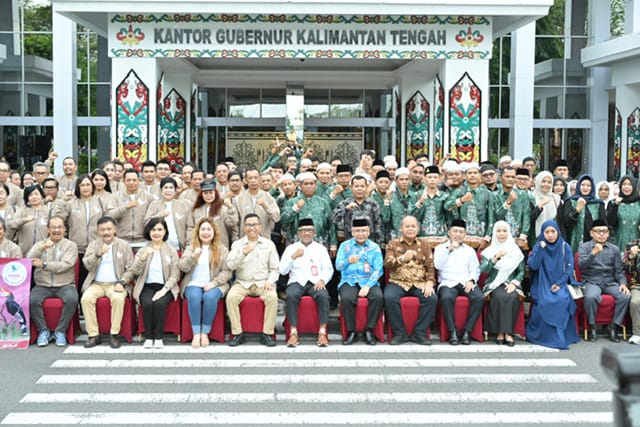 Plt. Sekda Kalteng Katma bersama rombongan perjalanan Religi 2025.(IST)