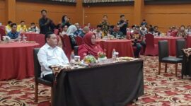 HADIRI: Pasangan Bupati dan Wakil Bupati  terpilih H.Halikinnor dan Irawati saat menghadiri acara rapat pleno penetapan KPU Kabupaten Kotim, Kamis (6/2).(IST)